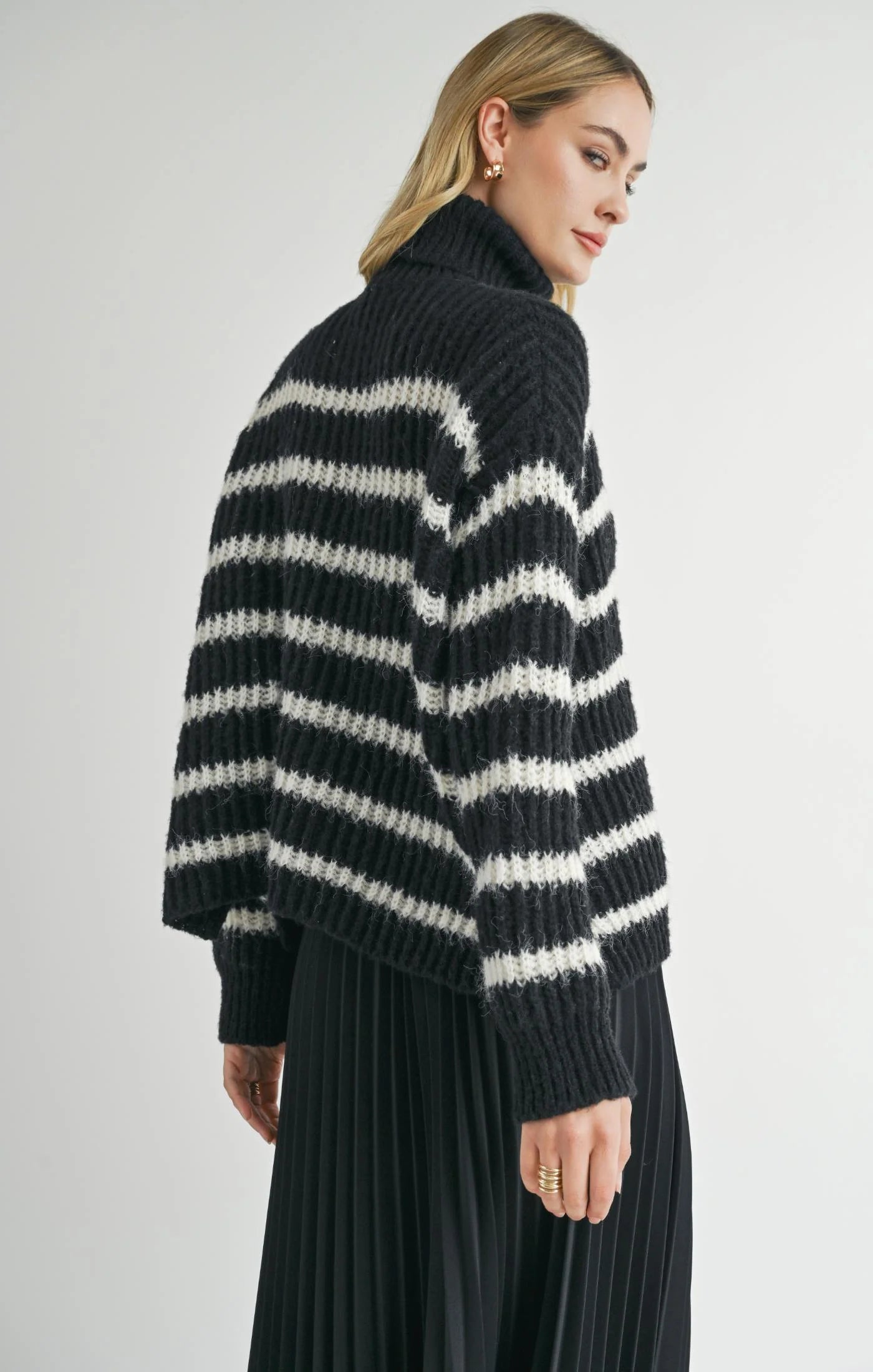 AKI TURTLE NECK STRIPED SWEATER