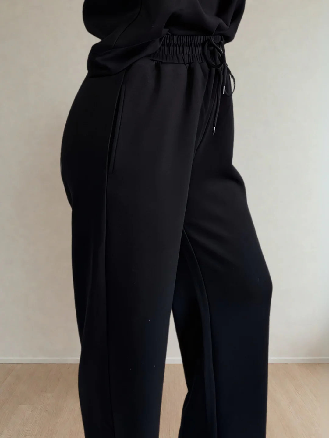 LUXEFLOW V-NECK SET - BLACK